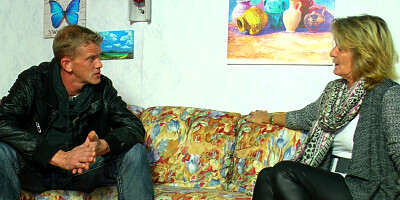 Inked mature lady practicing her impressive oral skillz