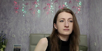 Brunette amateur in black bra chat on webcam show