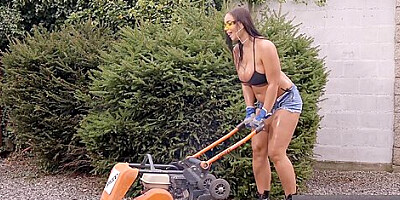 Bombshell Sofia And Sofia Rae - Curvy Lee Seduces Her Client With Her Voluptuous Body