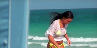 Amateur bikini beauty is picked up at the beach for a quick fuck