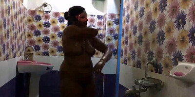 Indian wifey pulverize with acquaintance absence of her spouse in douche