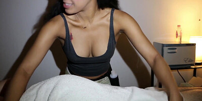 Kinky masseuse tugs client cock on hidden cam