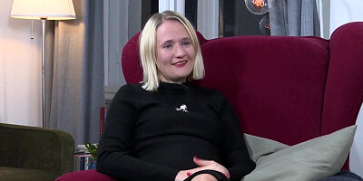 Die schwangere Lena W macht es sich selbst
