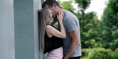 Sensual babe gives an amazing head before a hot fucking