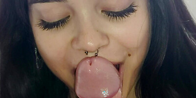 This young Debora Prado gives me a blowjob while messing with the cell phone