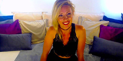 British MILF shows vibrator in pussy on webcam