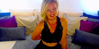 British MILF shows vibrator in pussy on webcam