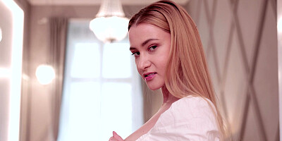 Solo petting from sexy blonde Ivi Rein