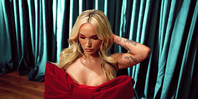 Sexy blondie gives the best holiday gift