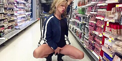 WALMART STORE DARING FLASH OF PUSSY AND GREAT MILF ASS