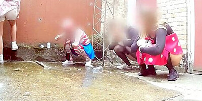 Estrangeiro - Carnival pissing girls 1