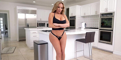 Caught my stepmom Richelle parading her ass