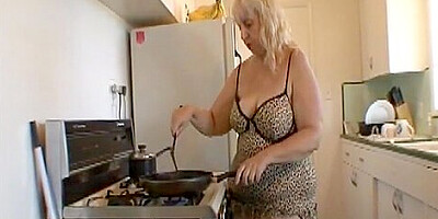 BBW mom kitchen suprise