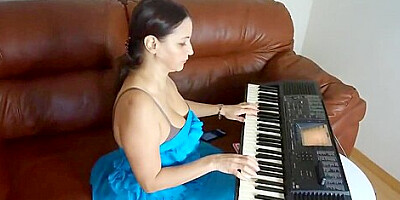 I like to watch my stepmom play the piano and then fuck her for a long time