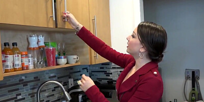 Bodacious realtor tears up customer at displaying