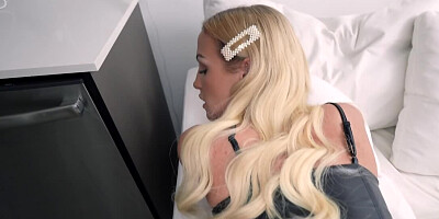 Bed is a perfect place for blonde to fool around with stepfather