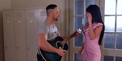 Valentina Ricci deepthroats her massage client and fucked hard in return