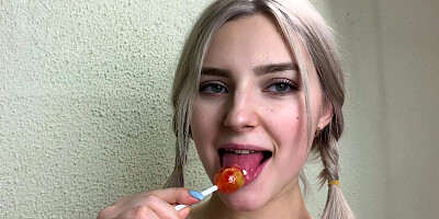 Eva Elfie makes a guy cum with her amazing mouth
