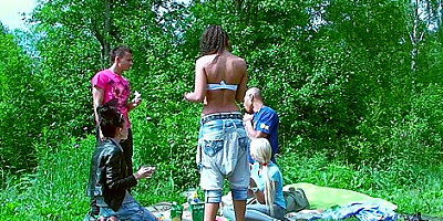 Jocelyn in hardcore amateur video of a pair fucking on a car