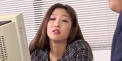 Nu giam doc dam dang va tay nhan vien may man