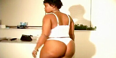 Booty Ebony Milf Gets Her Pussy Pounded