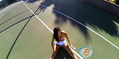 Bimbo Ariana Marie is playing with the boobs and also deepthroating the ram rod