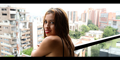 Redheaded beauty from Colombia works that meaty shaft