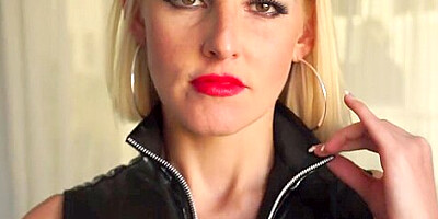 Blonde in latex boots dildos her pussy
