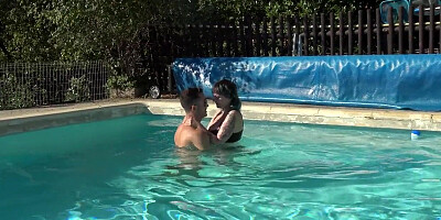 femme à la grosse poitrine et à la chatte poilue se fait baiser au bord de la piscine