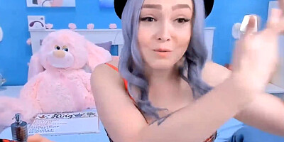Gorgeous Babe Fucking Herself on Cam