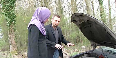 Sarah AbdelKhader suce son mec dans la voiture Beurette Trip