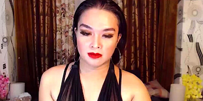 Brunette babe with make up webcam