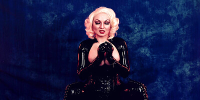 Hot Blonde Latex Kinky MILF Arya Grander