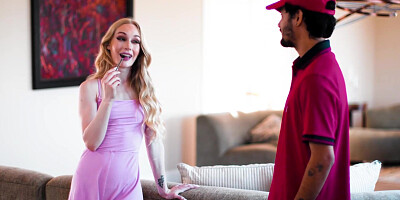 Blonde fucks a pizzaguy behind students