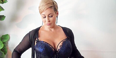 Ryan Keely - A Scrumptious Blonde Milf