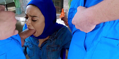 Movers discover Arab teen is a freak