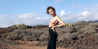 Sexy muse reveals her tits in the desert