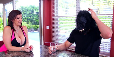 Milf Sara Jay gets her cunt beat up and her face creamed by a robber