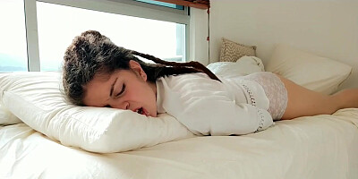 Blue eyes rastagirl touches clittie on nightwear to jiggling climax