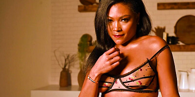 Ebony big ass teen posed in hot lingerie