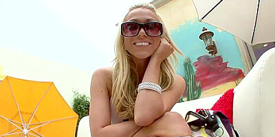 Samantha Sin&amp,#039,s bosom items bump against her hands