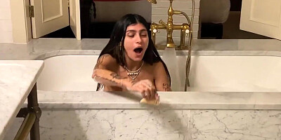 Arab Hoe Mia Khalifa Comes Back to Porno