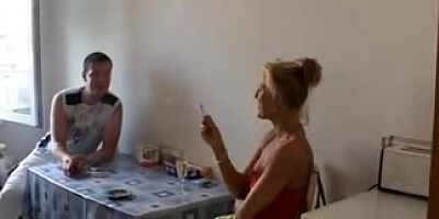 Geile Blond Mutti gefistet & gefickt