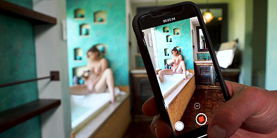 Jessa Rhodes is playing with her pussy in the bathtub