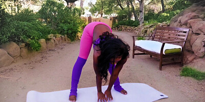 Sporty ebony babe gets analized in the park