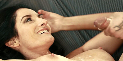 Dark-haired mom pleasuring her tattooed lover on the couch