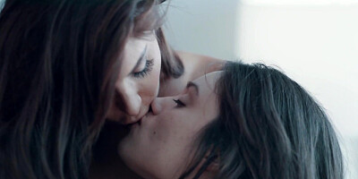 Liv Wild and Jaclyn Taylor playing lesbian games in bed