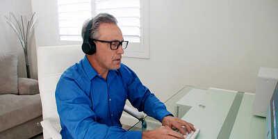 MILF Jennifer White is sucking Keiran Lee's big dick