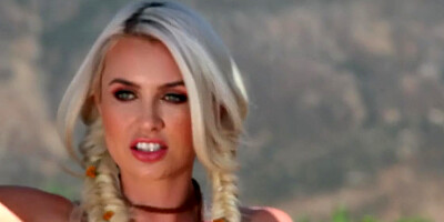 Farmer girl Gigi Aliens fingers her peach