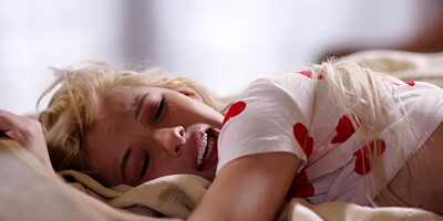 MILF Alexis Fawx seduces teen neighbor Kenzie Reeves